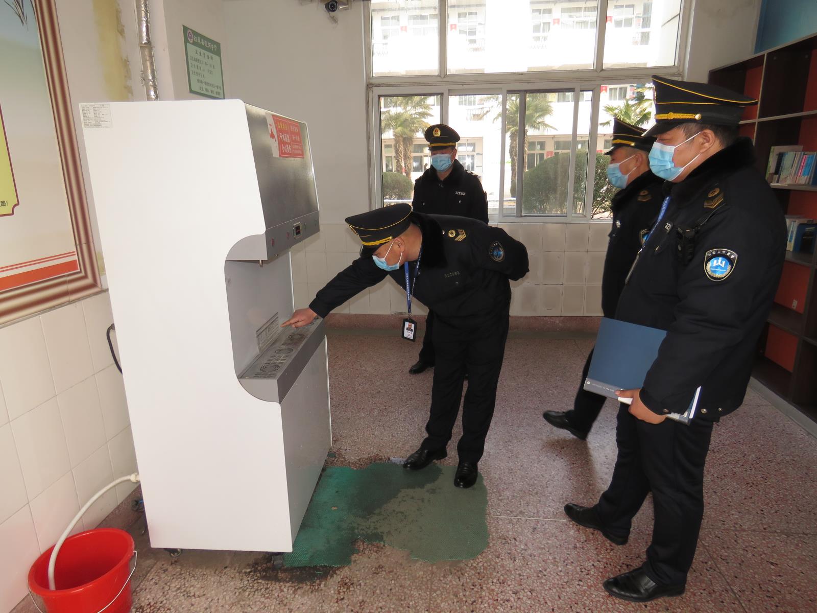 饮水设施检查2.JPG 饮水设施检查2.JPG