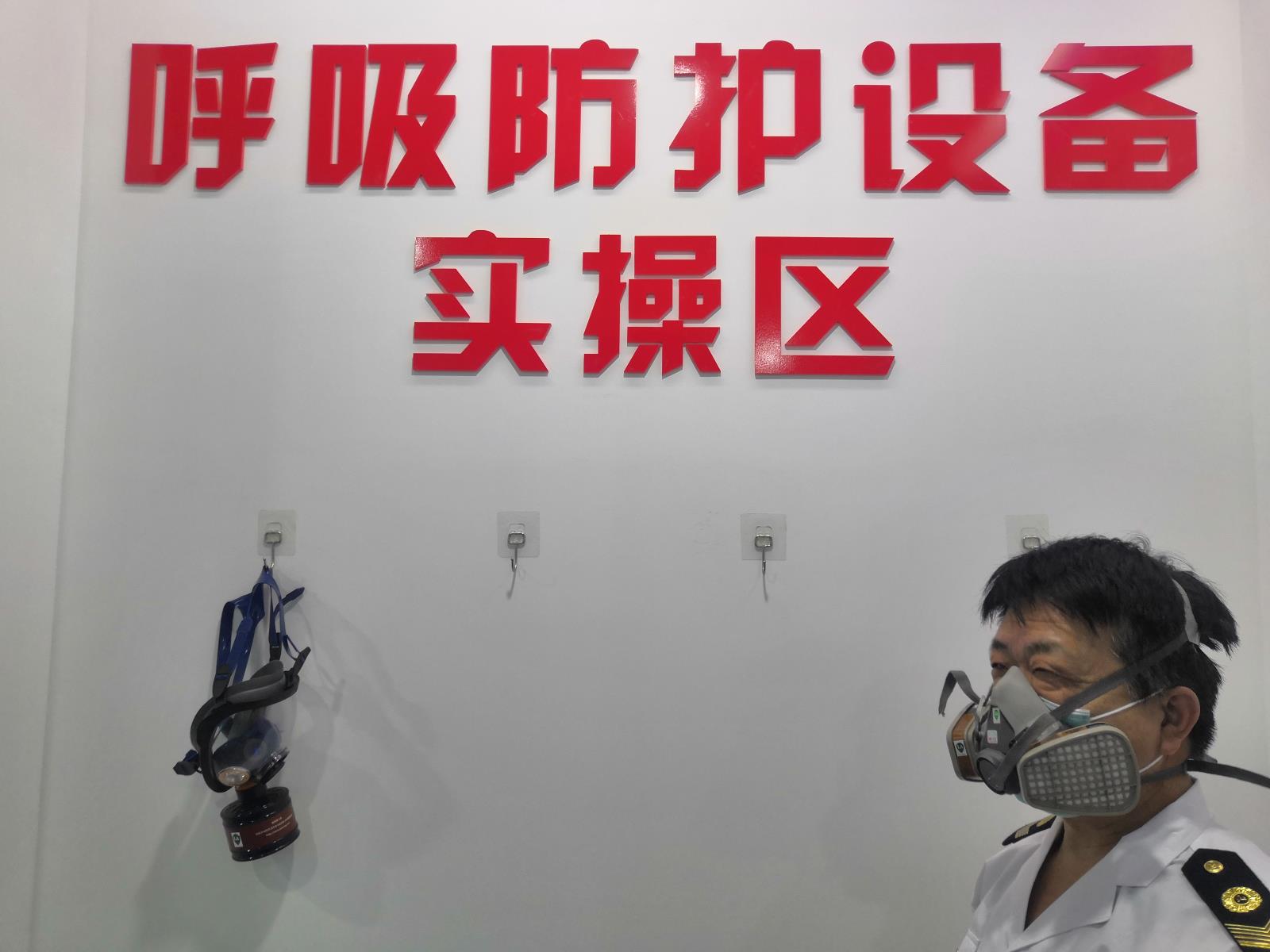 受训学员进行呼吸防护设备实操.jpg 受训学员进行呼吸防护设备实操.jpg