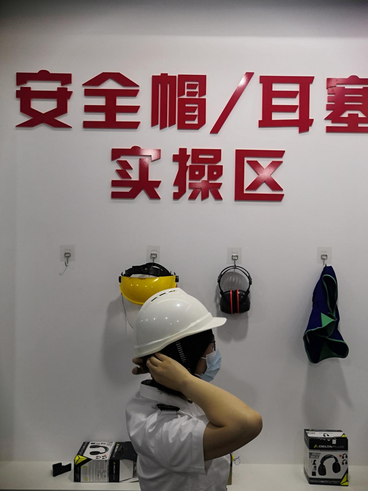 受训学员进行安全帽耳塞实操.jpg 受训学员进行安全帽耳塞实操.jpg
