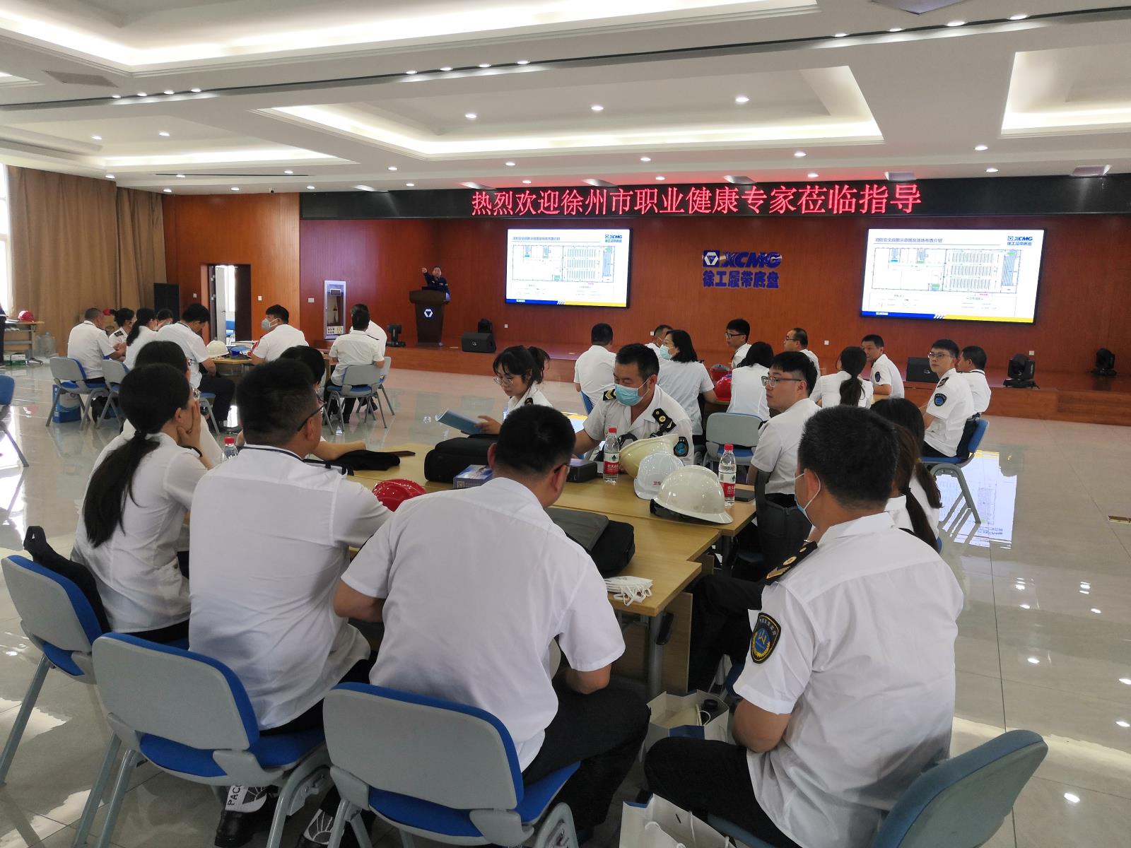 受训学员在徐州徐工履带底盘有限公司进行现场模拟执法.jpg 受训学员在徐州徐工履带底盘有限公司进行现场模拟执法.jpg